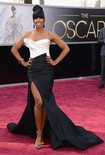 Bertabur Bintang Bergaun Hitam di Oscar 2013