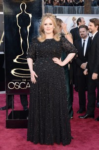 Adele dan gaun hitam Jenny Packham yang seberat 15 kilogram. Jason Merritt/Getty Images.