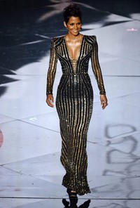 Halle Berry tampil seksi dan mempesona dalam balutan gaun Versace. Kevin Winter/Getty Images.