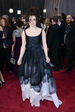 Bertabur Bintang Bergaun Hitam di Oscar 2013