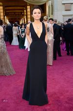 Bertabur Bintang Bergaun Hitam di Oscar 2013