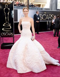 Jennifer Lawrence mencuri perhatian dengan gaun Dior-nya. Jason Merritt/Getty Images.
