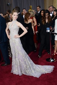 Dalam balutan gaun Alexander McQueen, Amanda Seyfried tampak mempesona. Michael Buckner/Getty Images.