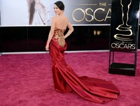 Olivia Munn dibalut gaun merah Marchesa.