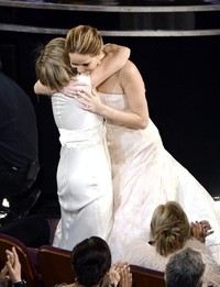 Setibanya di atas panggung, Jennifer langsung memeluk aktris Karen Lawrence. (Kevin Winter/Getty Images)
