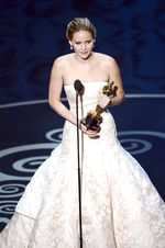 Ups! Jennifer Lawrence Jatuh di Panggung Oscar 2013
