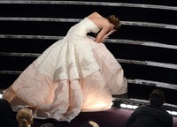 Jennifer Lawrence terjatuh saat akan menerima penghargaan Aktris Terbaik Oscar 2013. Kevin Winter/Getty Images.