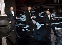 Joseph Gordon-Levitt dan Daniel Rafcliffe juga menari dan bernyanyi di panggung Oscar 2013. Kevin Winter/Getty Images