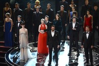Para bintang 'Les Miserables' bernyanyi di atas panggung. Kevin Winter/Getty Images