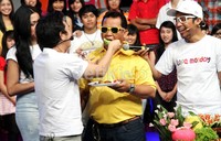 Olga pun menyuapi ayahnya yang berulang tahun itu. Gusmun/detikFoto.