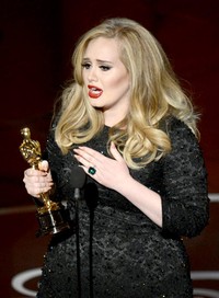 Lewat 'Skyfall' penyanyi asal Inggris Adele terharu saat namanya disebutkan sebagai pemenang dengan nominasi Best Original Song. 'Skyfall' juga dinobatkan sebagai Best Sound Editing. Kevin Winter/Getty Images.