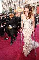 Kristen Stewart Pakai Tongkat di Red Carpet
