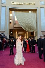 Kristen Stewart Pakai Tongkat di Red Carpet