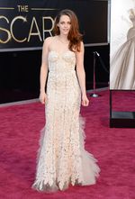 Kristen Stewart Pakai Tongkat di Red Carpet