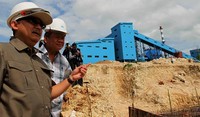 Direksi PLN yang terdiri dari Direktur Pengadaan Strategis, Direktur Konstruksi, Direktur Bisnis dan Manajemen Resiko dan Direktur SDM & Umum, meninjau PLTU 2 NTT (Bolok). Agus Trimukti/Humas PLN.