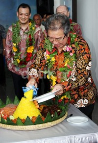 Presdir PT Hyundai Mobil Indonesia Jongkie D Sugiarto memotong kue tumpeng pertanda peresmian showroom.