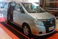 Sekilas memandang, mungkin orang akan salah sangka kalau ini adalah Nissan Serena lawas. Kemungkinan karena kerja sama ZNA dan Nissan di tanah tirai bambu, kemiripan ini cukup bisa dimaklumi.