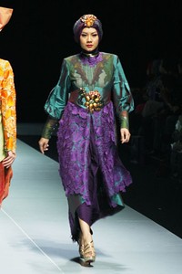 Jakarta, Indonesia - 15 Februari. Toera Imara Alluring Lembayung. Fashion Parade INFINITELY COVERED. Indonesia Fashion Week 2013 at Jakarta Convention Center. 15 Februari 2013. Senayan. Jakarta. [Foto: Mohammad Abduh/Wolipop]