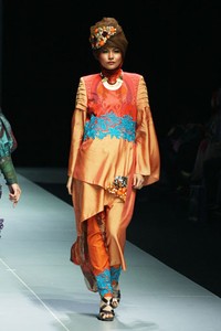 Jakarta, Indonesia - 15 Februari. Toera Imara Alluring Lembayung. Fashion Parade INFINITELY COVERED. Indonesia Fashion Week 2013 at Jakarta Convention Center. 15 Februari 2013. Senayan. Jakarta. [Foto: Mohammad Abduh/Wolipop]