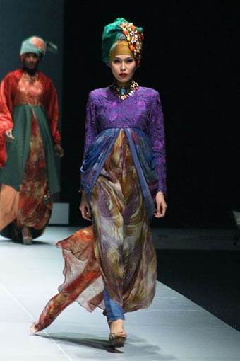 Jakarta, Indonesia - 15 Februari. Toera Imara Alluring Lembayung. Fashion Parade INFINITELY COVERED. Indonesia Fashion Week 2013 at Jakarta Convention Center. 15 Februari 2013. Senayan. Jakarta. [Foto: Mohammad Abduh/Wolipop]