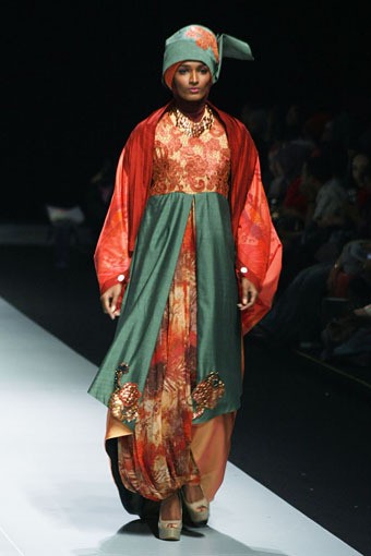 Jakarta, Indonesia - 15 Februari. Toera Imara Alluring Lembayung. Fashion Parade INFINITELY COVERED. Indonesia Fashion Week 2013 at Jakarta Convention Center. 15 Februari 2013. Senayan. Jakarta. [Foto: Mohammad Abduh/Wolipop]