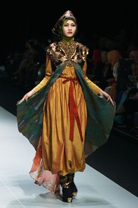 Jakarta, Indonesia - 15 Februari. Toera Imara Alluring Lembayung. Fashion Parade INFINITELY COVERED. Indonesia Fashion Week 2013 at Jakarta Convention Center. 15 Februari 2013. Senayan. Jakarta. [Foto: Mohammad Abduh/Wolipop]