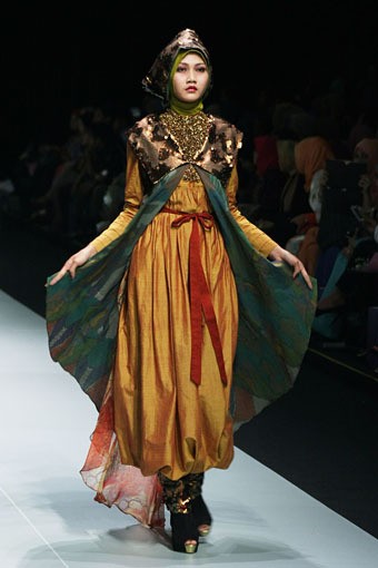 Jakarta, Indonesia - 15 Februari. Toera Imara Alluring Lembayung. Fashion Parade INFINITELY COVERED. Indonesia Fashion Week 2013 at Jakarta Convention Center. 15 Februari 2013. Senayan. Jakarta. [Foto: Mohammad Abduh/Wolipop]