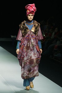 Jakarta, Indonesia - 15 Februari. Toera Imara Alluring Lembayung. Fashion Parade INFINITELY COVERED. Indonesia Fashion Week 2013 at Jakarta Convention Center. 15 Februari 2013. Senayan. Jakarta. [Foto: Mohammad Abduh/Wolipop]