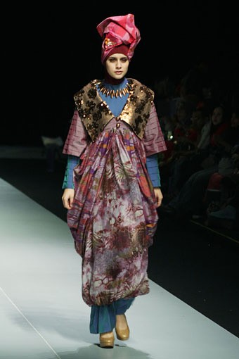 Jakarta, Indonesia - 15 Februari. Toera Imara Alluring Lembayung. Fashion Parade INFINITELY COVERED. Indonesia Fashion Week 2013 at Jakarta Convention Center. 15 Februari 2013. Senayan. Jakarta. [Foto: Mohammad Abduh/Wolipop]