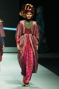 Jakarta, Indonesia - 15 Februari. Toera Imara Alluring Lembayung. Fashion Parade INFINITELY COVERED. Indonesia Fashion Week 2013 at Jakarta Convention Center. 15 Februari 2013. Senayan. Jakarta. [Foto: Mohammad Abduh/Wolipop]