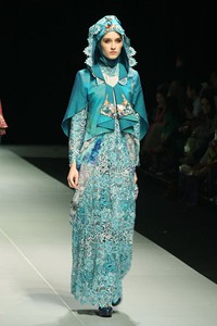 Jakarta, Indonesia - 15 Februari. Toera Imara Alluring Lembayung. Fashion Parade INFINITELY COVERED. Indonesia Fashion Week 2013 at Jakarta Convention Center. 15 Februari 2013. Senayan. Jakarta. [Foto: Mohammad Abduh/Wolipop]