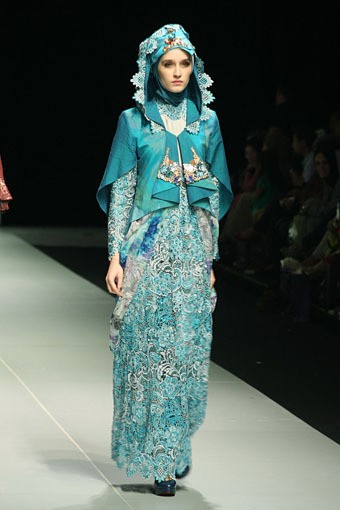 Jakarta, Indonesia - 15 Februari. Toera Imara Alluring Lembayung. Fashion Parade INFINITELY COVERED. Indonesia Fashion Week 2013 at Jakarta Convention Center. 15 Februari 2013. Senayan. Jakarta. [Foto: Mohammad Abduh/Wolipop]