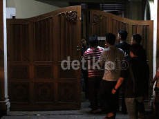 Pejabat Publik yang Sambangi Anas di Rumahnya Dikritik