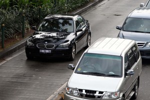 Warga Jakarta Bermacet Ria, Mobil BMW Diplomat Melenggang di Jalur TransJ