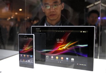 Seorang pengunjung melihat Sony Xperia Tablet Z yang dipamerkan di MWC, Barcelona. Reuters/Gustau Nacarino.