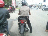Nomor polisinya mana pak? (Foto: junkiesxl@yahoo.co.uk).