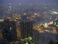 Hong Kong malam hari dilihat dari Gedung Sky 100, gedung tertinggi di Hong Kong. Cantiknya lampu dari gedung dan bangunan berpadu indah terlihat dari ketinggian (Shafa/detikTravel)