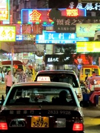 Suasana malam di kawasan Temple Street. Lampu dari plang-plang toko menyempurnakan pemandangan (Shafa/detikTravel)