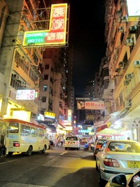 Saat malam, mobil sudah banyak yang terparkir di tepi jalan, kendaraan lain pun mulai jarang lewat. Sehingga jalan-jalan terlihat lebih leluasa (Shafa/detikTravel)