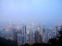 Menjelang malam dilihat dari Victoria Peak. Udara sejuk menjadikan suasana lebih berbeda (Shafa/detikTravel)
