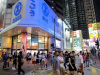 Suasana di Causeway Bay saat malam. Setelah pukul 17.00 sore waktu setempat, kawasan ini tertutup bagi seluruh kendaraan sehingga pengunjung bebas berjalan-jalan (Shafa/detikTravel)