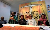 Permintaan untuk merealisasikan pengadilan HAM di dalam negeri dinilai sudah mendesak. Hal tersebut dinyatakan oleh para korban HAM di kantor KontraS, Jakarta, Selasa (26/2/2013).