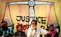 (Kiri ke kanan) Koordinator KontraS Haris Azhar, korban kerusuhan Mei 1998 Ryati Darwin, korban Semanggi I Widodo dan korban kerusuhan Tanjung Priok 1984 Wanmeyati saat menyatakan keprihatinannya.