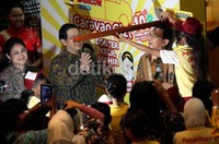Basuki Tjahja Purnama didampingi oleh Direktur Nestle Indonesia, Jason Avancena, melakukan penimbangan dan pengukuran tinggi badan oleh seorang finalis Dokter Kecil Mahir Gizi 2012.