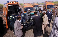 Empat ambulans didatangkan untuk mengevakuasi korban tewas. Reuters/Stringer.
