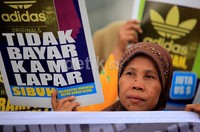 Korban PHK Kizone berdemo di Bundaran HI, Jakarta.