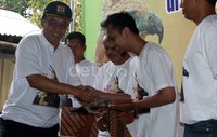 Warga Yogyakarta yang menjadi kader konservasi mendapatkan piagam penghargaan karena bersedia menyerahkan satwa peliharaan untuk dilepasliarkan.