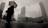 Musim hujan masih membayangi langit Jakarta.
