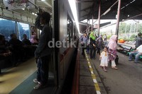 Aplikasi ini, untuk mempermudah penumpang mengetahui jadwal dan posisi KRL secara real time.