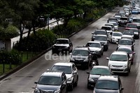 Sebuah mobil BMW bernopol CD 56 04 menerobos Jalur Busway di kawasan Kuningan, Jakarta Selatan.
